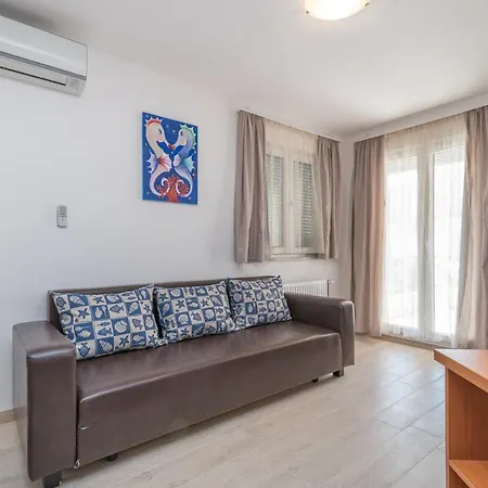 Porto Samaria Donji Seget